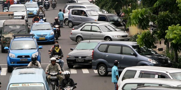 Parkir Liar di Depan Kalibata City, Taksi Diderek Petugas Dishub